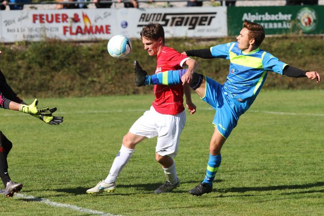 Leichtes Spiel für Leicht bei seinem 2. Treffer zum 2:0? Wie einst Max Morlock, zumindest mit dem großen Zeh, dem Ball eine entscheidende Richtungsänderung verpassend.